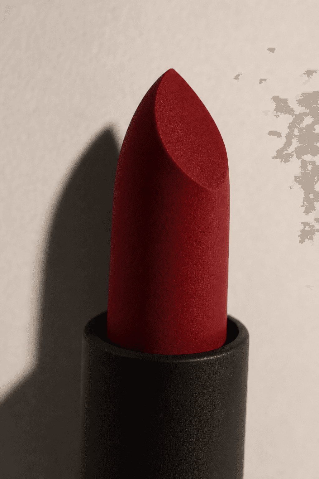 Un bâton de rouge à lèvres Cerise Froide, photographié à l’échelle macro.